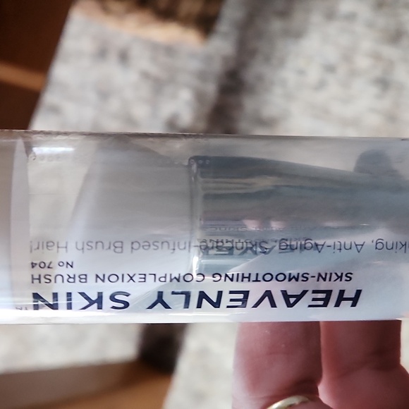 Brand new. ITcosmetics makeup brush . Heavenly skin . Skin smoothing complexion - Picture 4 of 4